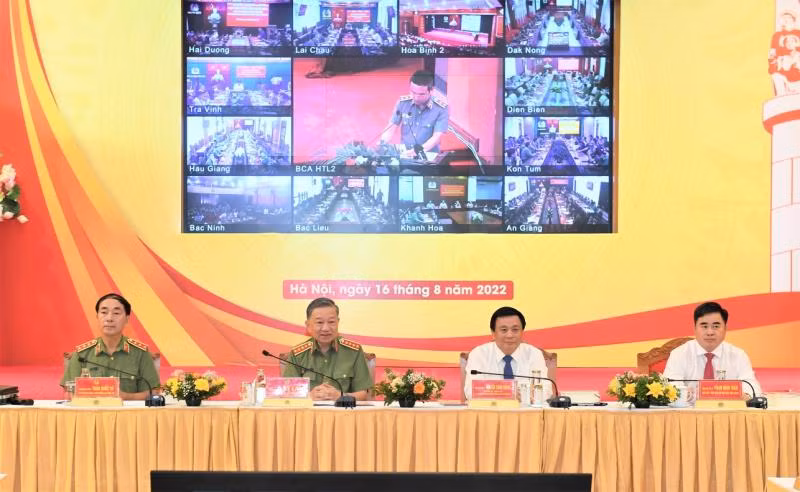 Bộ trưởng Tô Lâm, Giám đốc Học viện Chính trị Quốc gia Hồ Chí Minh Nguyễn Xuân Thắng, Thứ trưởng Trần Quốc Tỏ cùng đồng chí Phạm Minh Tuấn chủ trì hội thảo. Bộ trưởng Tô Lâm, Giám đốc Học viện Chính trị Quốc gia Hồ Chí Minh Nguyễn Xuân Thắng, Thứ trưởng Trần Quốc Tỏ cùng đồng chí Phạm Minh Tuấn chủ trì hội thảo.