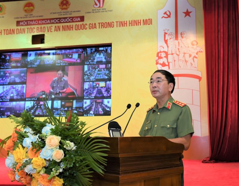 Thứ trưởng Trần Quốc Tỏ điều hành tham luận tại hội thảo.