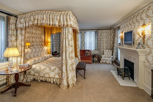 Phòng ngủ cho chủ nhà có cả lò sưởi và sân thượng