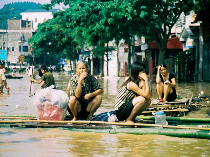 Cảnh lênh đênh sông nước giữa các con phố tại TP Yên Bái trưa ngày 11/8. Ảnh : PV