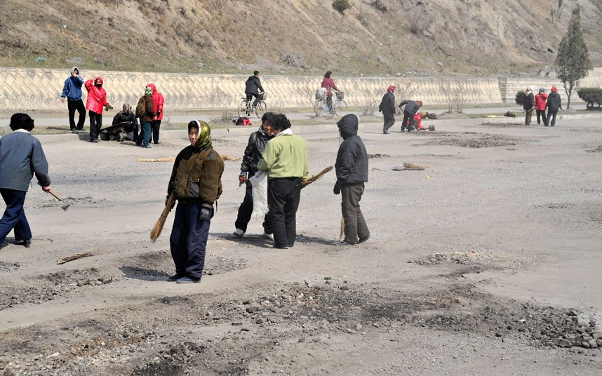 Phụ nữ Triều Tiên tham gia tu sửa con đường cao tốc