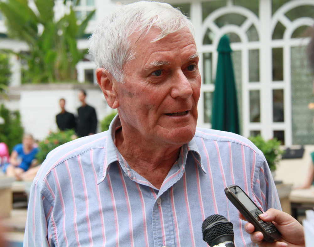 Ông Bob Devereaux, một nhà ngoại giao Úc, - một người cũng đã từng ở dưới hầm