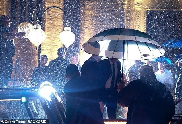 Mưa rơi như trút kèm gió mạnh theo những tia sét lóe sáng trên bầu trời và tiếng sấm rền nhanh chóng khiến địa điểm tổ chức bữa tiệc xa hoa trở nên hỗn loạn. Daily Mail mô tả gió mạnh thổi bay khăn trải bàn, những người phục vụ phải vội vã tìm ô để bảo vệ khách mời. Ban đầu mọi người trú tạm dưới hành lang có mái vòm, nhưng cơn giông ngày càng dữ dội buộc họ phải kết thúc bữa tiệc sớm, di chuyển đến chỗ taxi nước để trở về khách sạn. Ảnh: NY Post/BackGrid.