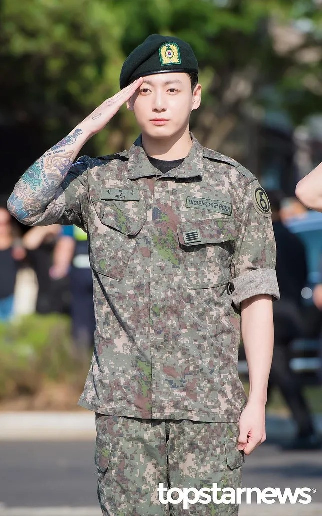 Jungkook và Jimin trong ngày xuất ngũ. Jungkook và Jimin trong ngày xuất ngũ.