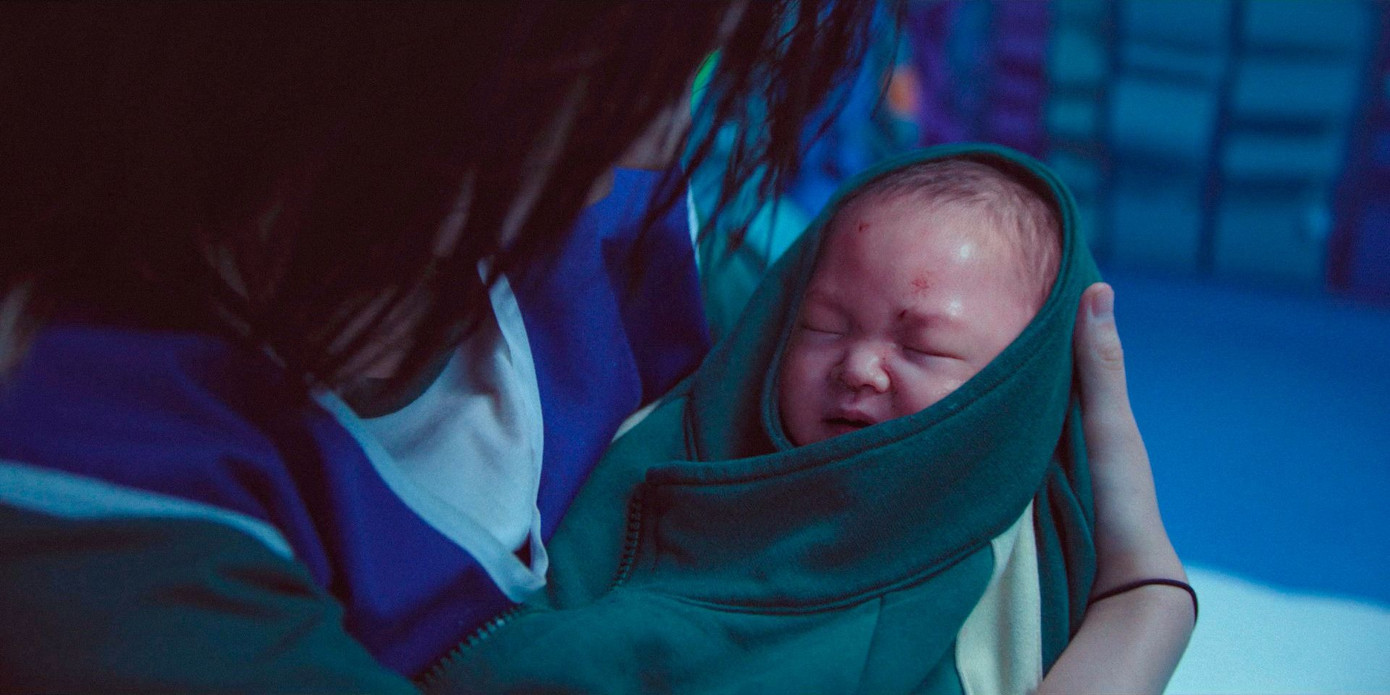 Đứa trẻ trở thành người chơi bất đắc dĩ. Đứa trẻ trở thành người chơi bất đắc dĩ.