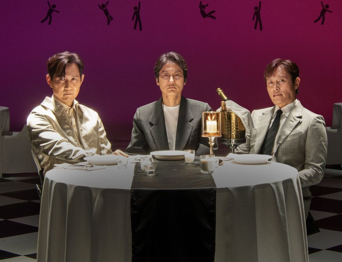 Đạo diễn Hwang Dong Hyuk ngồi lại với Lee Jung Jae và Lee Byung Hun bàn về kết thúc của Squid Game. Ảnh: Netflix. Đạo diễn Hwang Dong Hyuk ngồi lại với Lee Jung Jae và Lee Byung Hun bàn về kết thúc của Squid Game. Ảnh: Netflix.