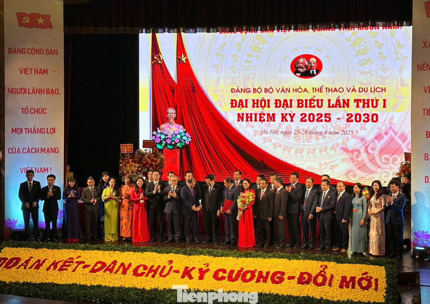 NSND Xuân Bắc (ngoài cùng bên phải) cùng 31 đồng chí khác trong Ban Chấp hành Đảng bộ Bộ VHTTDL nhiệm kỳ 2025-2030 ra mắt tại Đại hội.