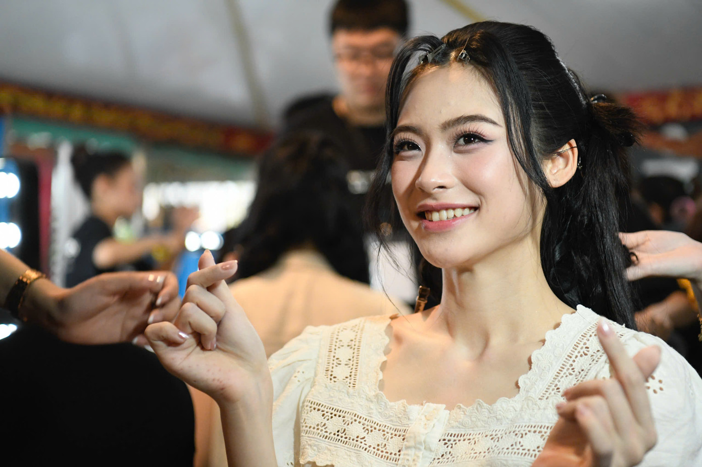 Thí sinh được đội ngũ trang điểm, làm tóc tay nghề cao của ban tổ chức hỗ trợ để sẵn sàng tỏa sáng nhất có thể trên sân khấu đêm chung kết. Sau nhiều tháng luyện tập chăm chỉ, thời khắc mà họ mong chờ nhất sắp diễn ra.