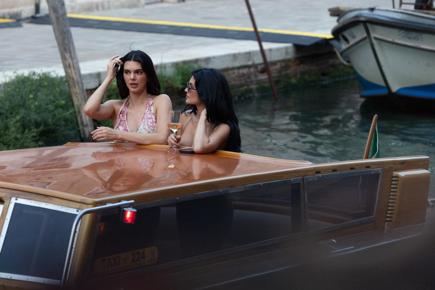 Chị em Kendall và Kylie Jenner trò chuyện, thưởng thức rượu vang trên taxi nước. Ảnh: New York Post.