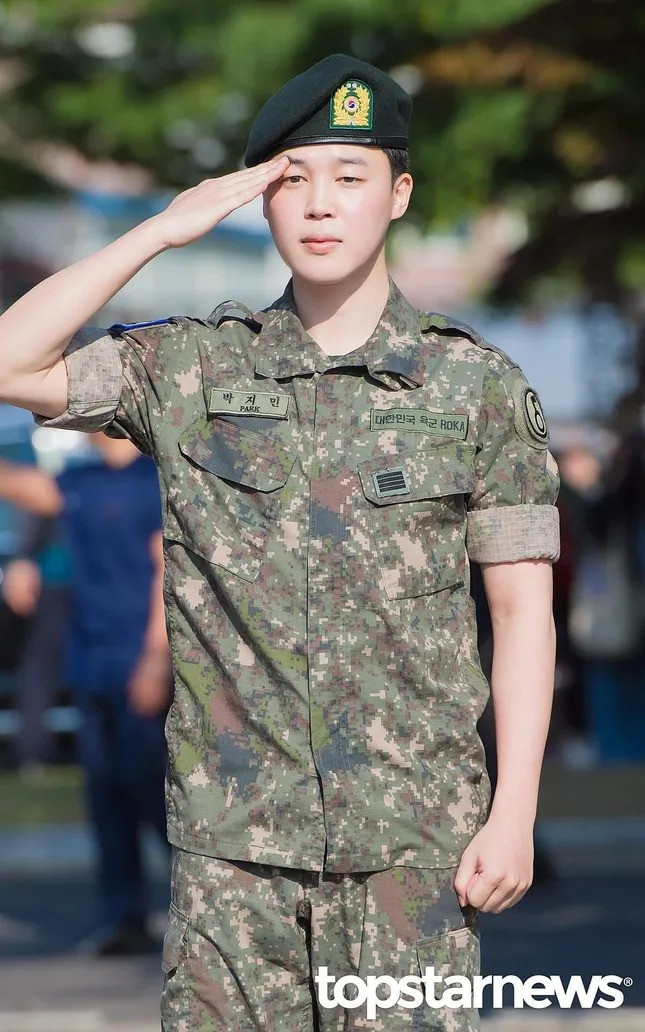 Jungkook và Jimin trong ngày xuất ngũ. Jungkook và Jimin trong ngày xuất ngũ.