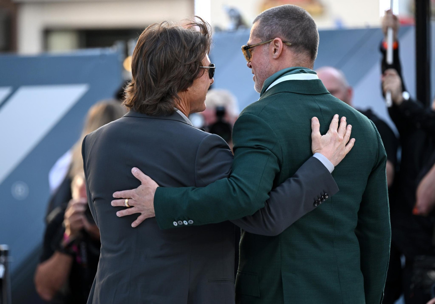 Brad Pitt và Tom Cruise thể hiện tình bạn thân thiết bằng những cái ôm. Ảnh: Getty Images.