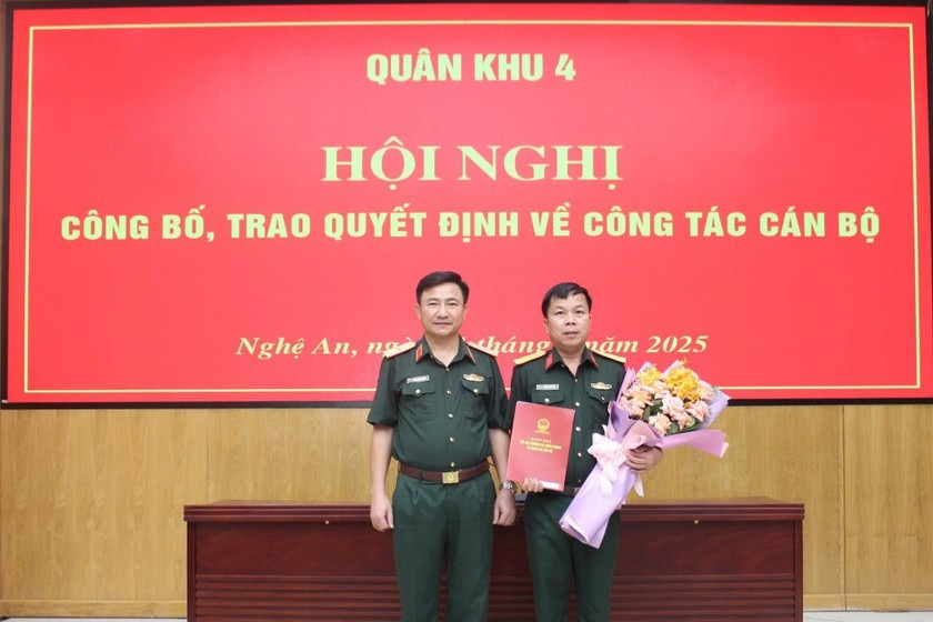 Thiếu tướng Đoàn Xuân Bường, Bí thư Đảng ủy, Chính ủy Quân khu 4 trao quyết định cho Thượng tá Trương Viết Hải. Ảnh: Bộ Chỉ huy Quân sự thành phố Huế.