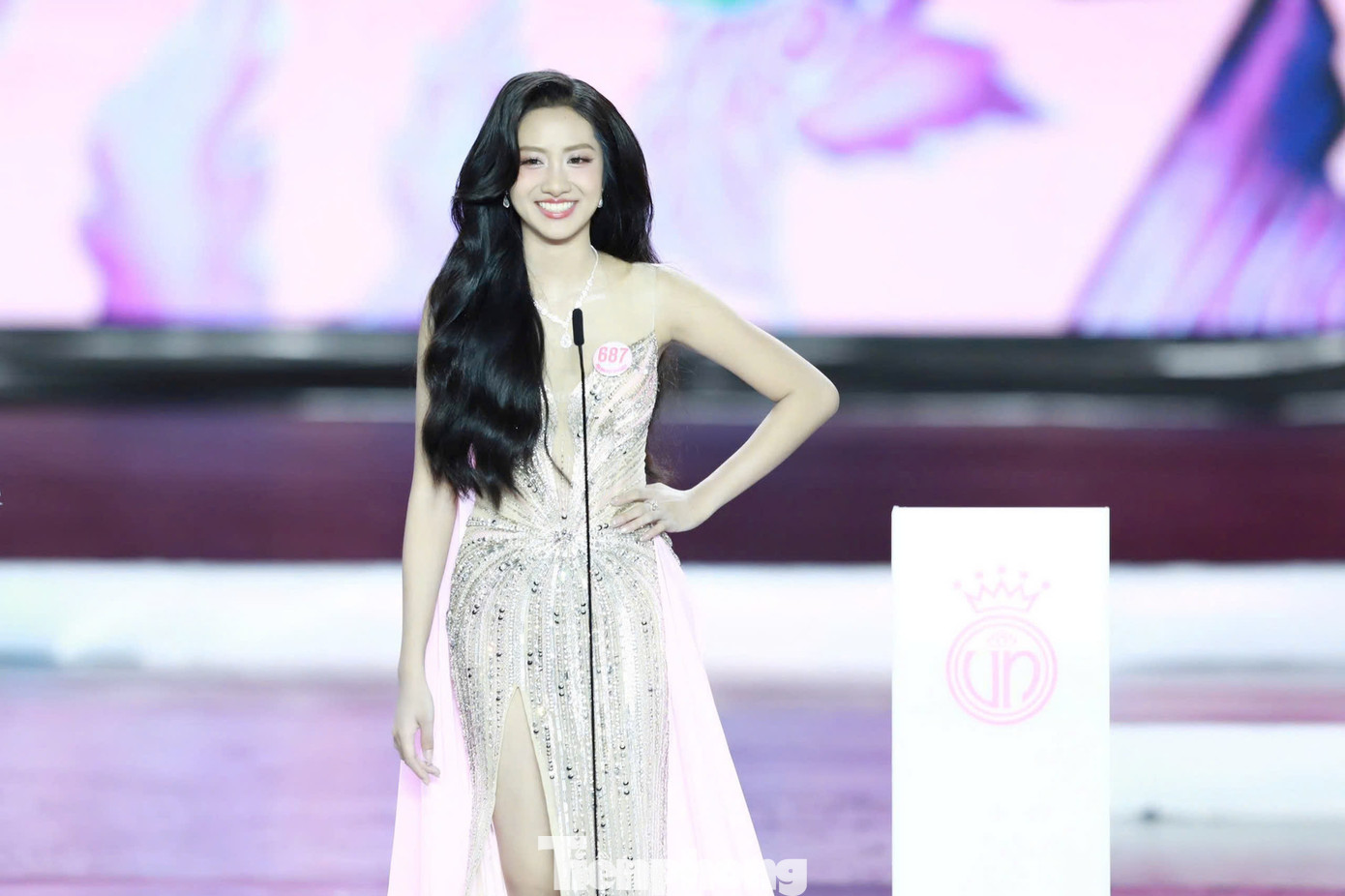 Trúc Linh thể hiện sự tự tin, bản lĩnh khi là thí sinh đầu tiên trả lời câu hỏi ứng xử. Trúc Linh thể hiện sự tự tin, bản lĩnh khi là thí sinh đầu tiên trả lời câu hỏi ứng xử.