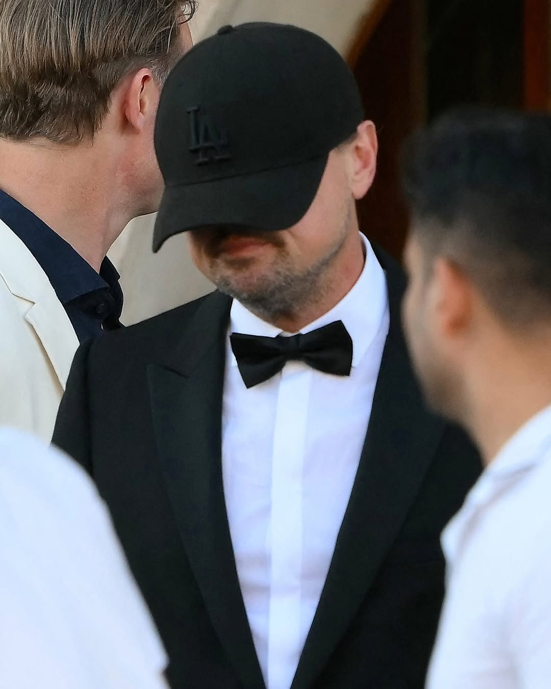 Leonardo Dicaprio và bạn gái Vittoria Ceretti diện đồ đen "ton-sur-ton". Ảnh: Vogue. Leonardo Dicaprio và bạn gái Vittoria Ceretti diện đồ đen "ton-sur-ton". Ảnh: Vogue.