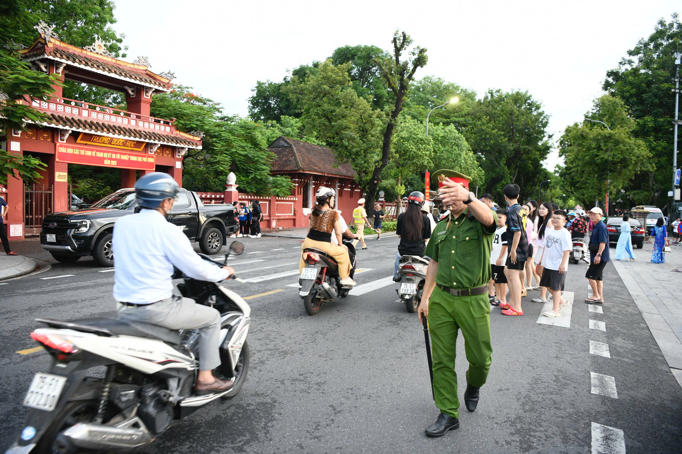 Bên ngoài, lực lượng cảnh sát giao thông và cảnh sát trật tự hỗ trợ phân luồng xe cộ.