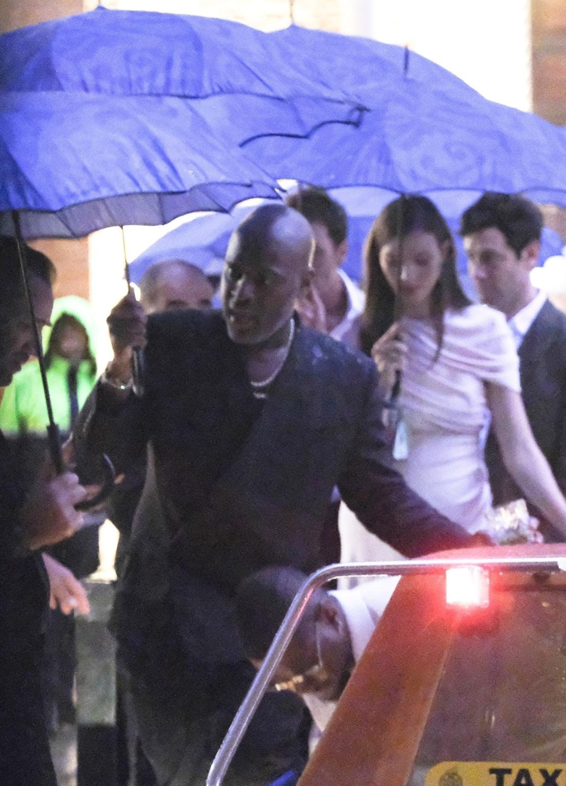 Kendall Jenner trông khá thoải mái. Ngược lại, bạn trai của mẹ cô, Corey Gamble, bày ra vẻ mặt nghiêm trọng. Ảnh: BackGird.