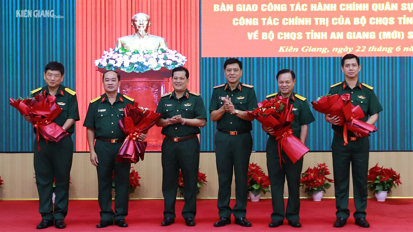 Thủ trưởng Tư lệnh Quân khu 9 tặng hoa chúc mừng các đồng chí Chỉ huy trưởng, Chính ủy Bộ Chỉ huy Quân sự tỉnh Kiên Giang và Chỉ huy trưởng, Chính ủy Bộ Chỉ huy Quân sự tỉnh An Giang cũ nhận nhiệm vụ mới. Ảnh: Báo Kiên Giang. Thủ trưởng Tư lệnh Quân khu 9 tặng hoa chúc mừng các đồng chí Chỉ huy trưởng, Chính ủy Bộ Chỉ huy Quân sự tỉnh Kiên Giang và Chỉ huy trưởng, Chính ủy Bộ Chỉ huy Quân sự tỉnh An Giang cũ nhận nhiệm vụ mới. Ảnh: Báo Kiên Giang.