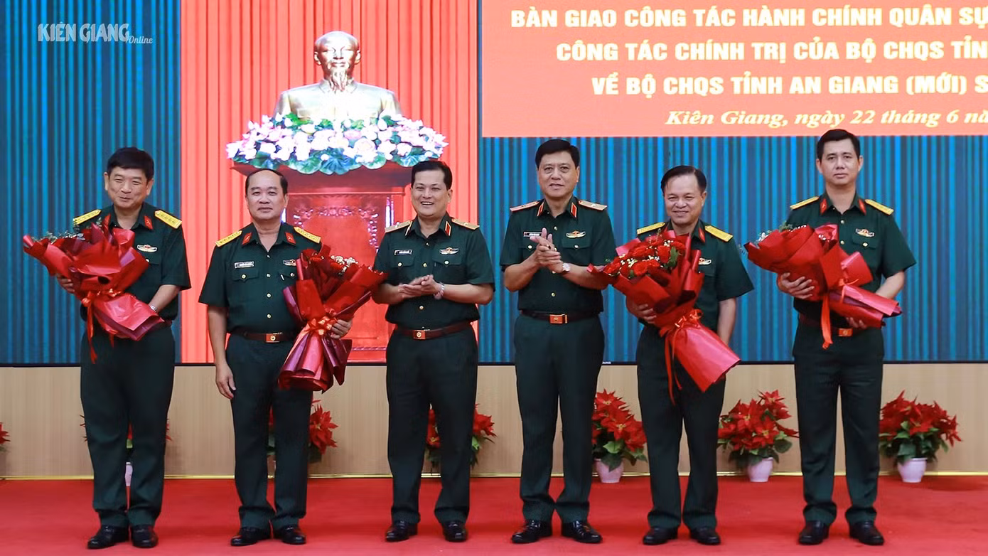 Thủ trưởng Tư lệnh Quân khu 9 tặng hoa chúc mừng các đồng chí Chỉ huy trưởng, Chính ủy Bộ Chỉ huy Quân sự tỉnh Kiên Giang và Chỉ huy trưởng, Chính ủy Bộ Chỉ huy Quân sự tỉnh An Giang cũ nhận nhiệm vụ mới. Ảnh: Báo Kiên Giang.