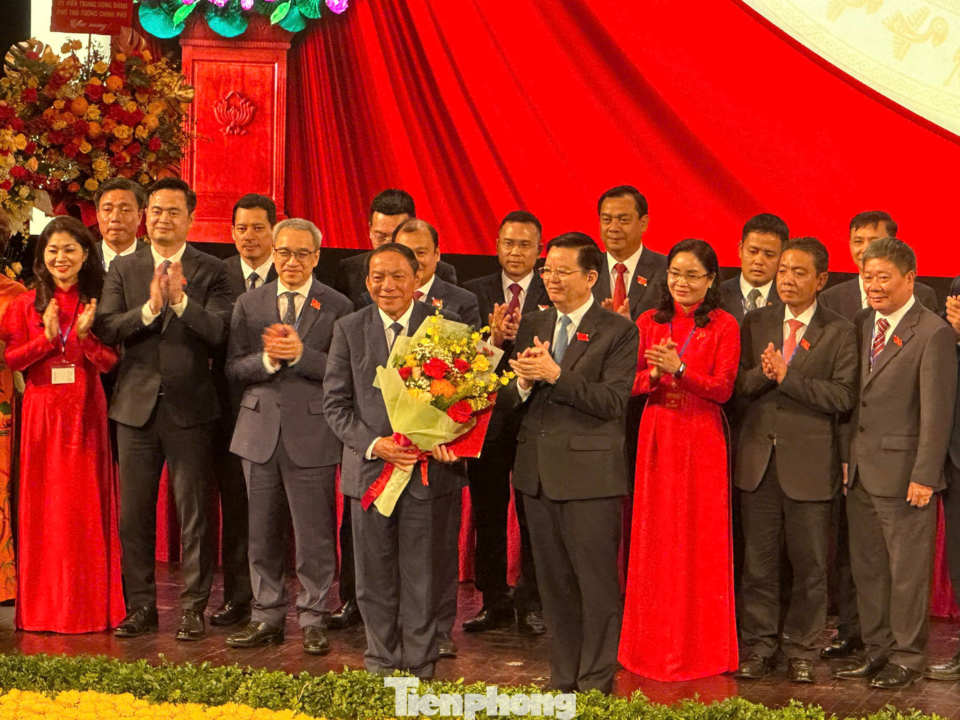 Phó Thủ tướng Chính phủ Mai Văn Chính trao hoa và quyết định cho Bộ trưởng Nguyễn Văn Hùng.