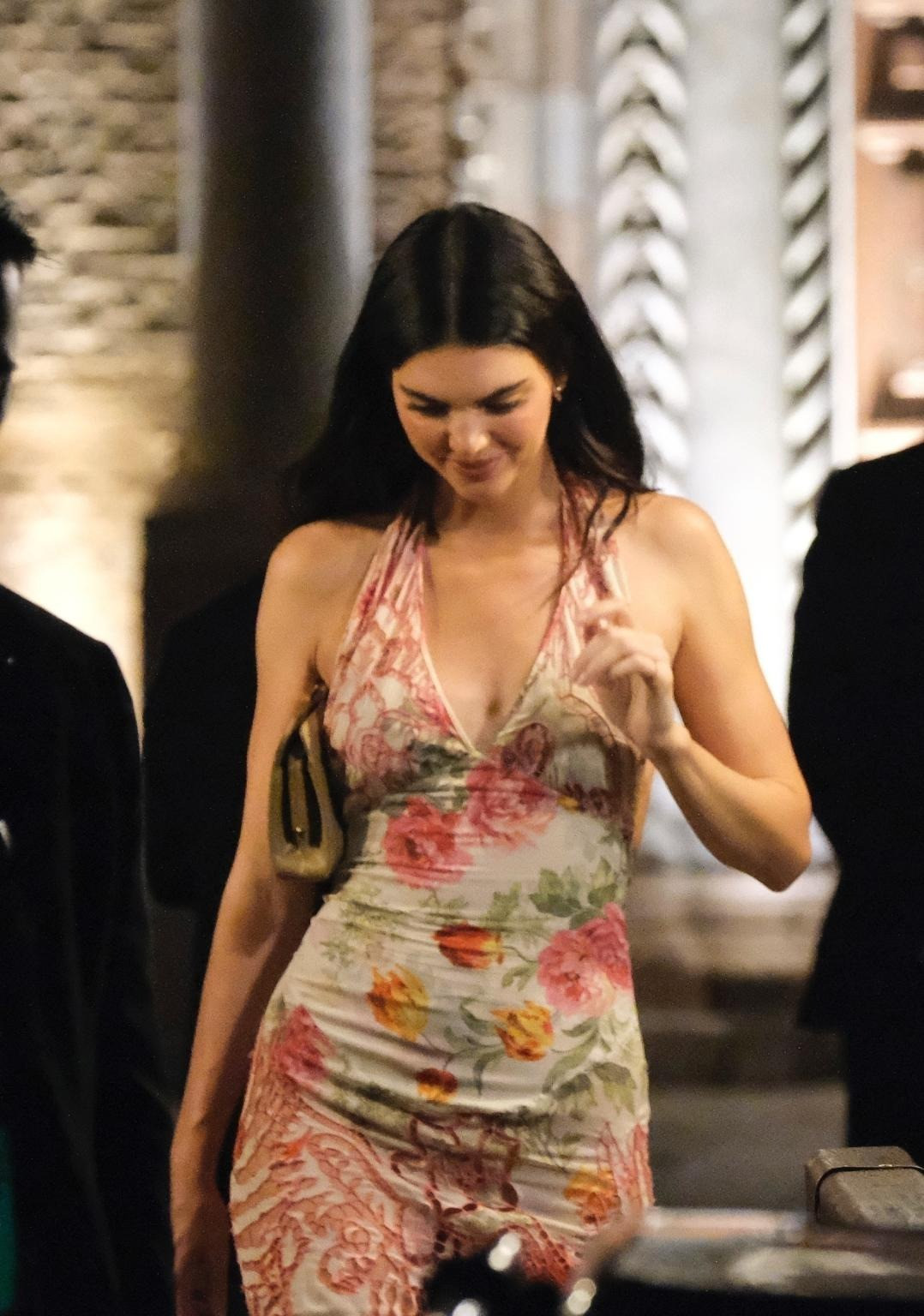 Kendall Jenner trông khá thoải mái. Ngược lại, bạn trai của mẹ cô, Corey Gamble, bày ra vẻ mặt nghiêm trọng. Ảnh: BackGird.