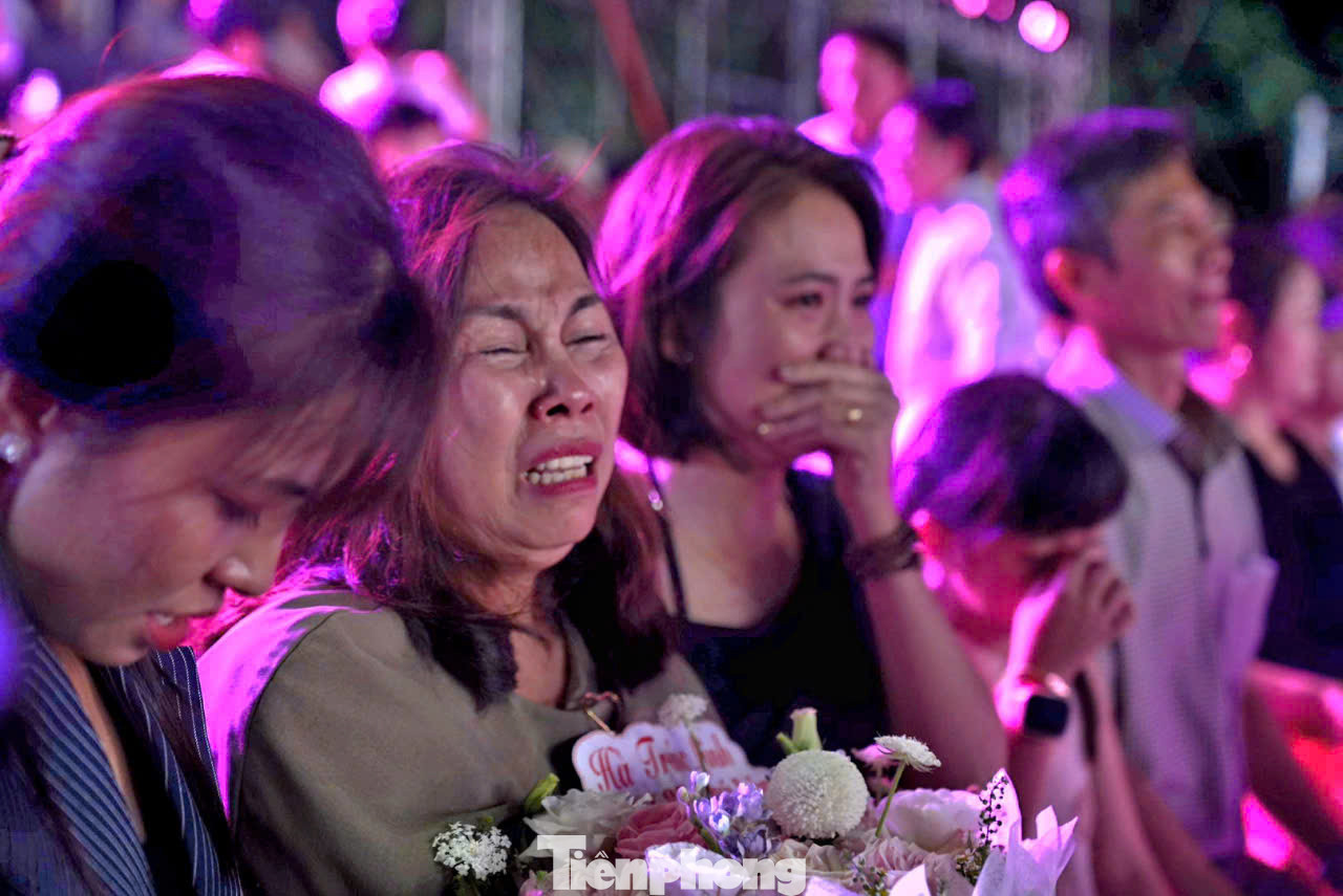 Mẹ và những người thân trong gia đình không kìm được nước mắt khi Hà Trúc Linh đăng quang.