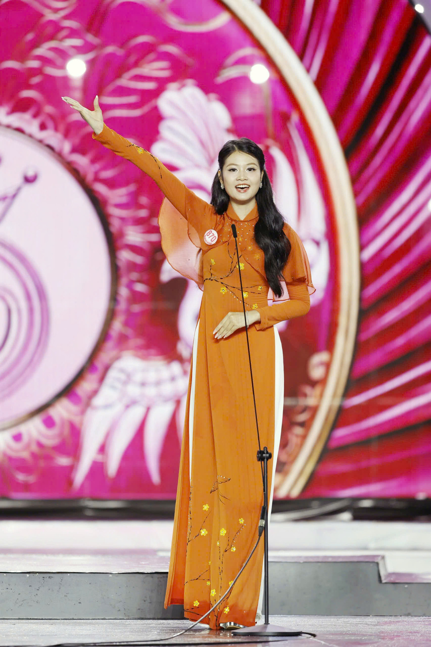 Các cô gái chinh phục khán giả bởi vẻ đẹp và sự duyên dáng. Các cô gái chinh phục khán giả bởi vẻ đẹp và sự duyên dáng.