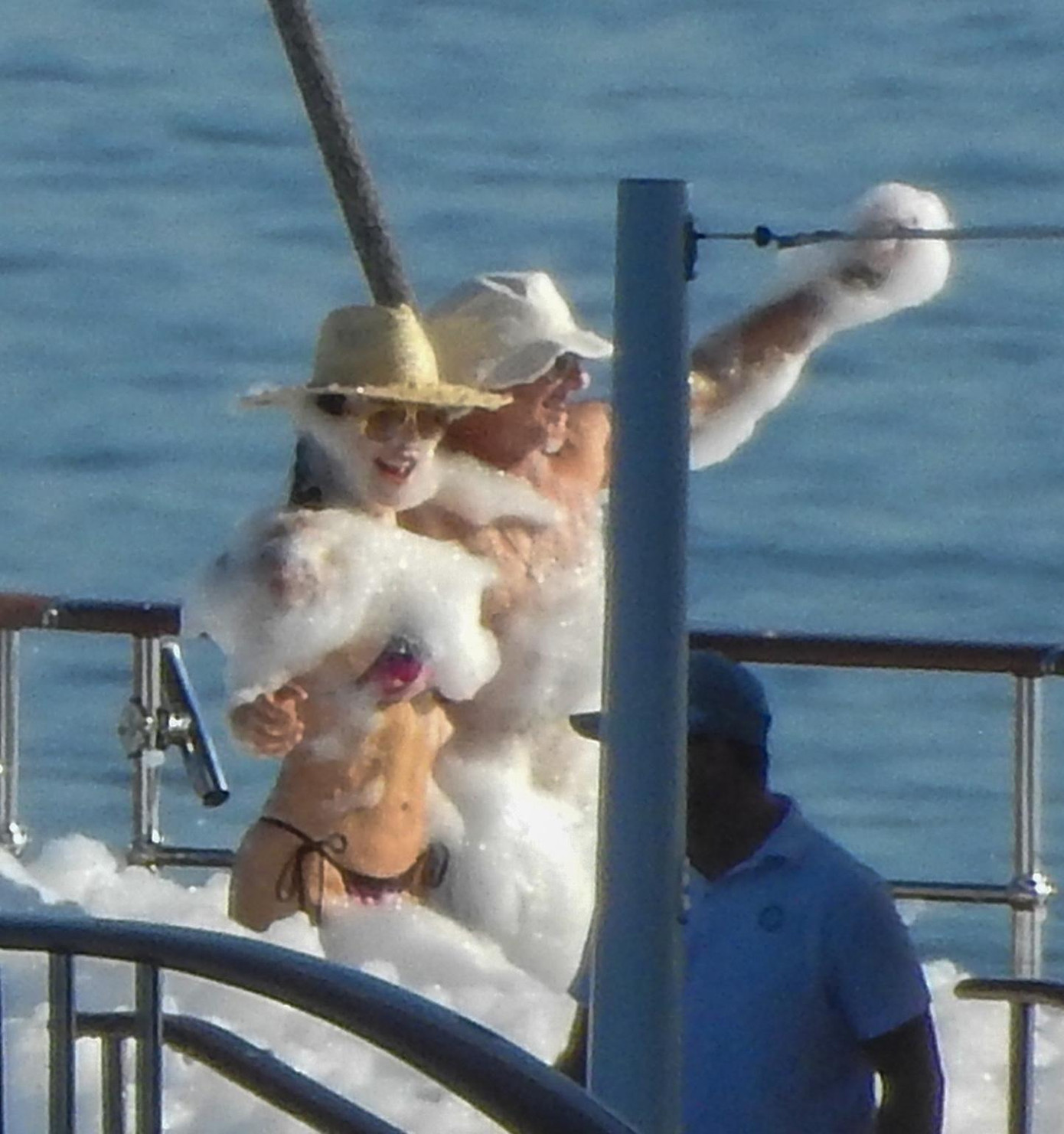 Jeff Bezos và Lauren Sánchez vui đùa trong bữa tiệc bọt xà phòng trên siêu du thuyền. Ảnh: SplashNews.com.