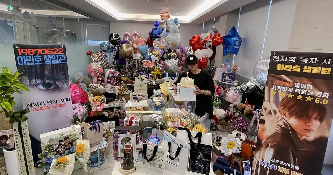 Nhiều khán giả khó chịu vì Lee Min Ho khoe căn phòng đầy quà, bao gồm những món hàng hiệu xa xỉ. Ảnh: IG.