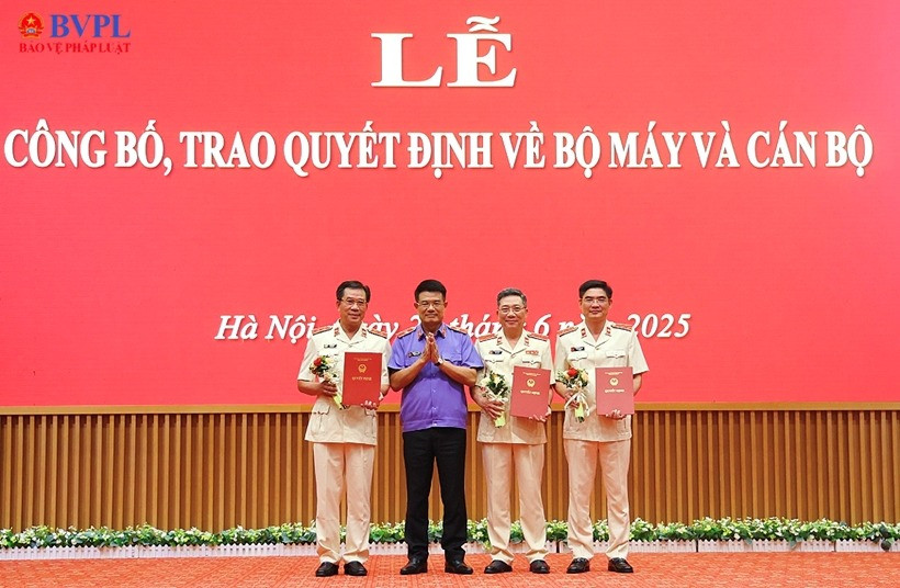 Đồng chí Nguyễn Huy Tiến, Viện trưởng VKSND tối cao, trao các quyết định về thành lập Viện Công tố và Kiểm sát xét xử phúc thẩm tại Hà Nội, Đà Nẵng, TP HCM. Ảnh: BVPL.