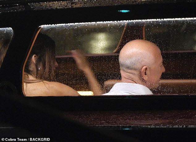 Khi vào trong thuyền taxi, Sánchez được nhìn thấy đang cười đùa với Bezos. Nguồn tin cho biết hai người đăng ký kết hôn ở Mỹ khoảng hơn một tháng trước. Đám cưới ở Italy chỉ mang tính chiêu đãi bạn bè, không có ý nghĩa về mặt pháp lý. Đôi tân hôn cũng ký hợp đồng tiền hôn nhân, nhằm đảm bảo khối tài sản ròng 244 tỷ USD của ông Bezos không bị ảnh hưởng nếu ly hôn. Ảnh: BackGrid.