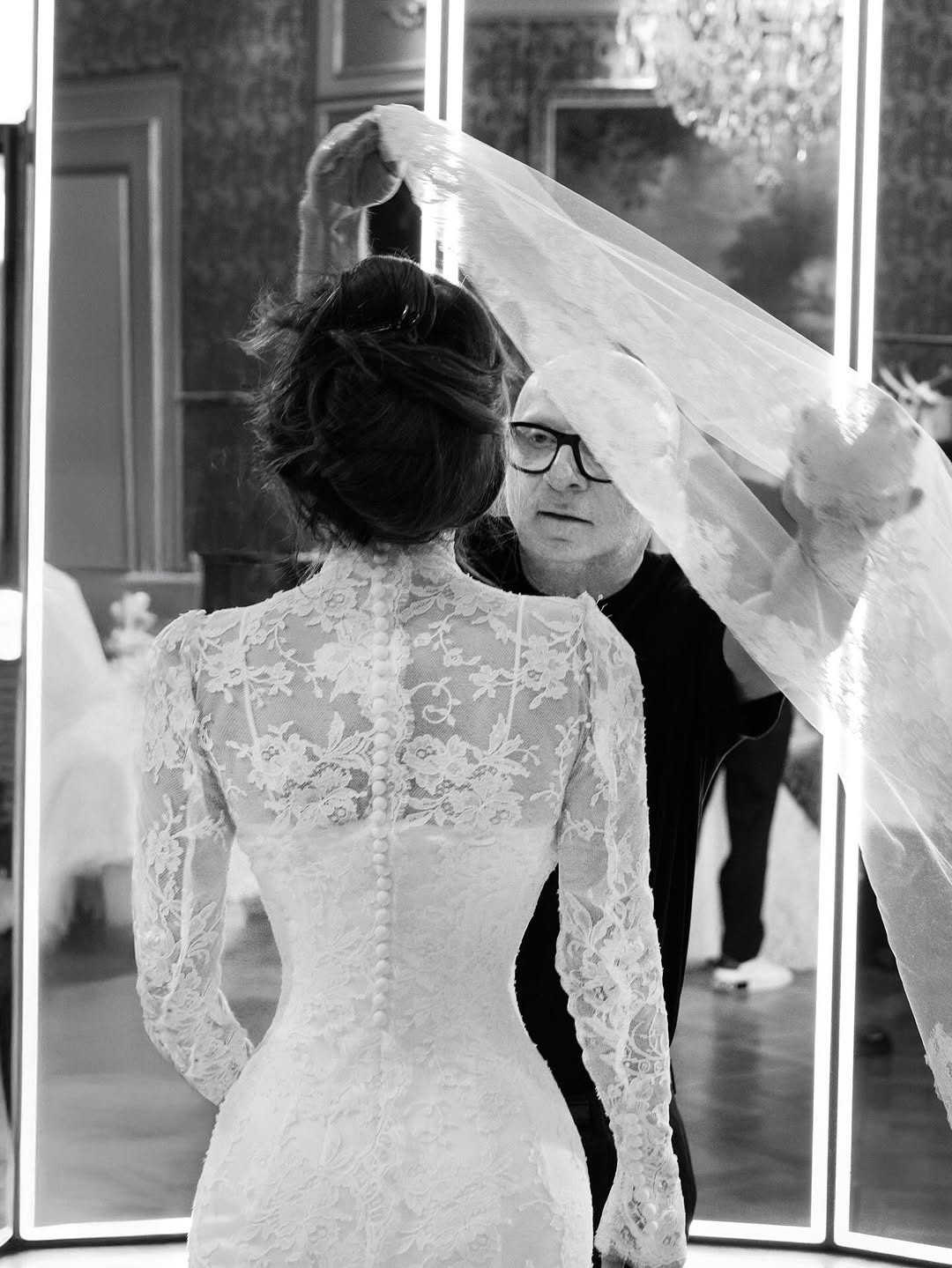 Vogue cho biết đó không phải bộ cánh duy nhất của cô dâu trong lễ cưới. Bà Bezos sau đó thay chiếc váy lấy cảm hứng từ bộ phim Gilda của Rita Hayworth và váy cocktail của Oscar de la Renta. Ảnh: Vogue. Vogue cho biết đó không phải bộ cánh duy nhất của cô dâu trong lễ cưới. Bà Bezos sau đó thay chiếc váy lấy cảm hứng từ bộ phim Gilda của Rita Hayworth và váy cocktail của Oscar de la Renta. Ảnh: Vogue.