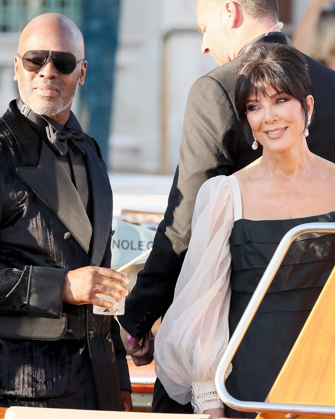 Bà Kris Jenner nền nã hơn với Valentino cổ điển. Đồng hành cùng bà là bạn trai kém tuổi Corey Gamble. Ảnh: Vogue. Bà Kris Jenner nền nã hơn với Valentino cổ điển. Đồng hành cùng bà là bạn trai kém tuổi Corey Gamble. Ảnh: Vogue.
