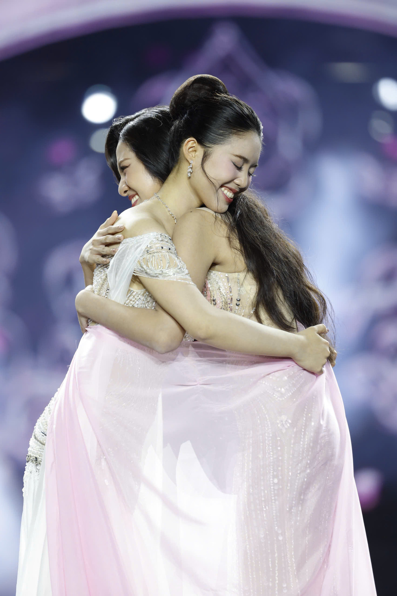 Á hậu 1 Trần Ngọc Châu Anh ôm chúc mừng Hoa hậu Việt Nam 2024 Hà Trúc Linh. Á hậu 1 Trần Ngọc Châu Anh ôm chúc mừng Hoa hậu Việt Nam 2024 Hà Trúc Linh.