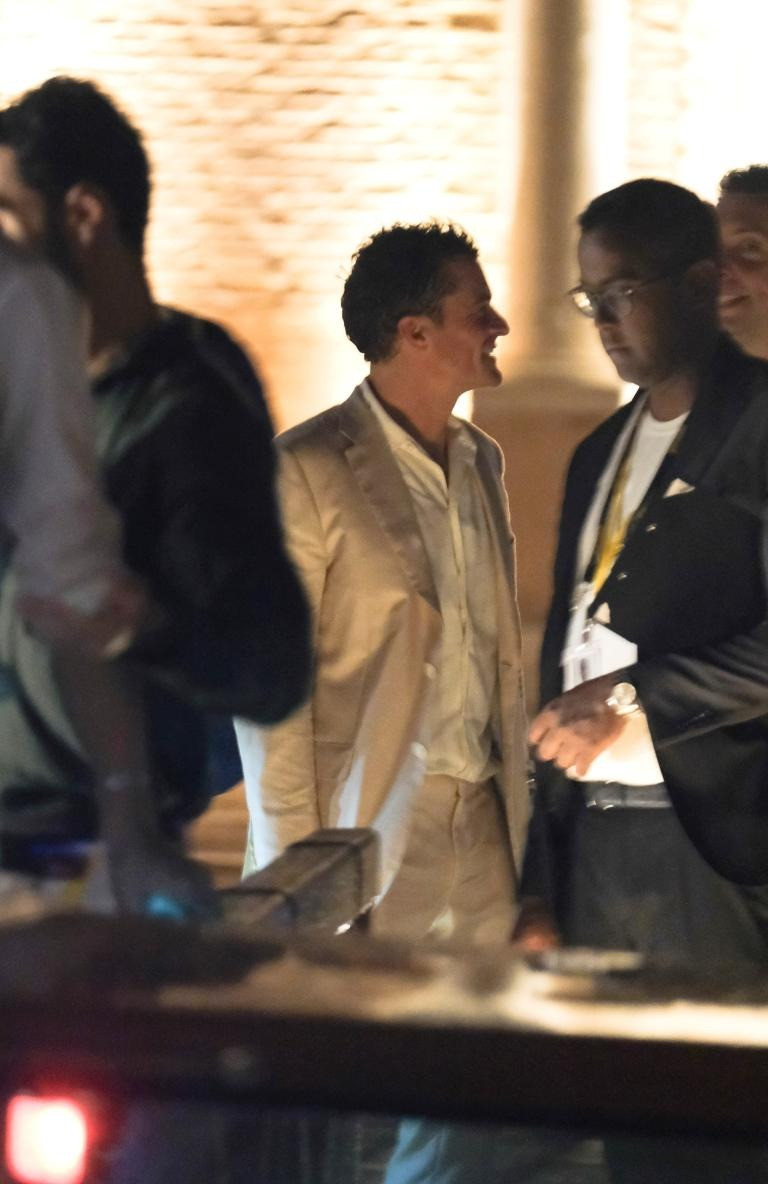 Bà hoàng truyền thông Oprah Winfrey và tài tử Orlando Bloom được nhìn thấy cười vui vẻ. Hôn lễ thế kỷ của tỷ phú Bezos phải liên tục đối mặt với rắc rối. Trước đó là làn sóng biểu tình phản đối của người dân Venice. Ảnh: BackGrid.