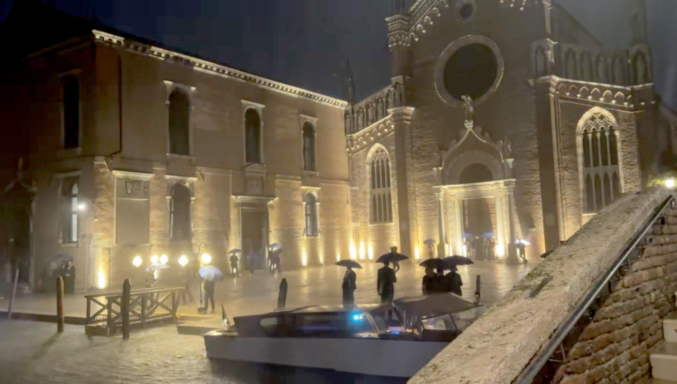 Mưa rơi như trút kèm gió mạnh theo những tia sét lóe sáng trên bầu trời và tiếng sấm rền nhanh chóng khiến địa điểm tổ chức bữa tiệc xa hoa trở nên hỗn loạn. Daily Mail mô tả gió mạnh thổi bay khăn trải bàn, những người phục vụ phải vội vã tìm ô để bảo vệ khách mời. Ban đầu mọi người trú tạm dưới hành lang có mái vòm, nhưng cơn giông ngày càng dữ dội buộc họ phải kết thúc bữa tiệc sớm, di chuyển đến chỗ taxi nước để trở về khách sạn. Ảnh: NY Post/BackGrid.