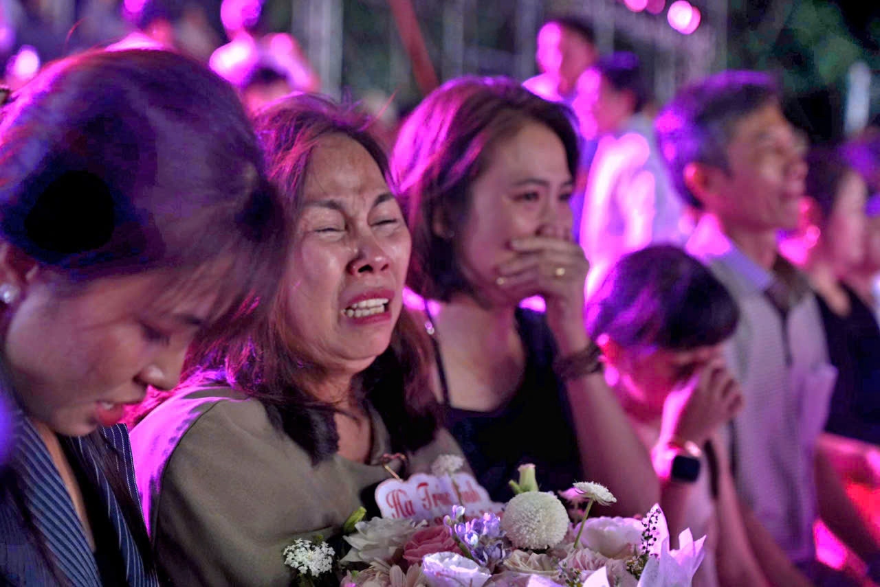 Gia đình khóc nghẹn vì xúc động trước khoảnh khắc Hà Trúc Linh đăng quang ngôi vị sắc đẹp. Gia đình khóc nghẹn vì xúc động trước khoảnh khắc Hà Trúc Linh đăng quang ngôi vị sắc đẹp.