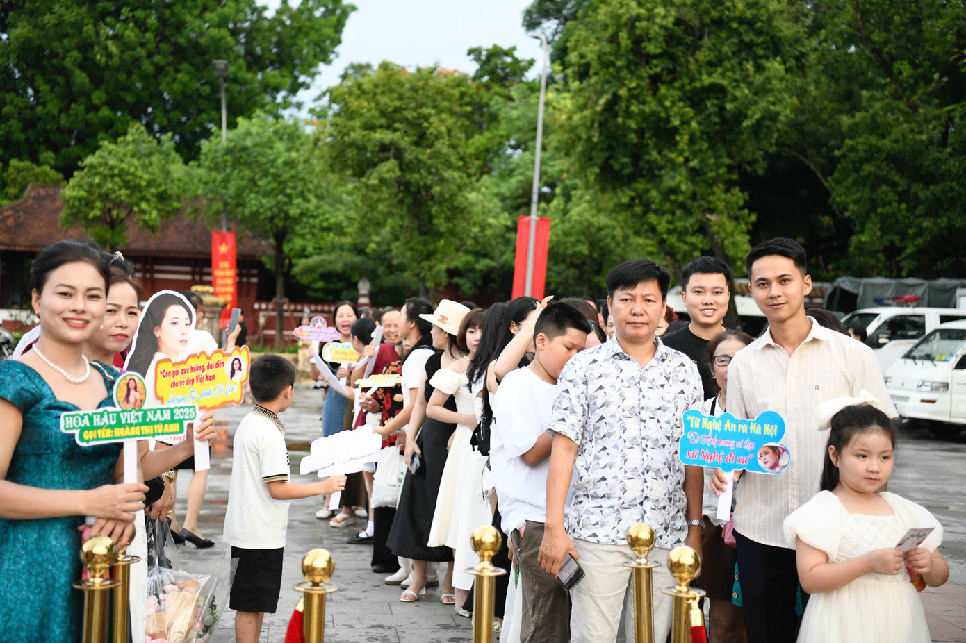 Người nhà thí sinh đứng xếp hàng ngay ngắn trước khu vực lối vào sân khấu. Khoảng 30 người trong gia đình thí sinh Hoàng Thị Tú Anh có mặt tại Huế. Mẹ Tú Anh gửi lời chúc may mắn tới con gái, đặt mục tiêu con gái lọt top 5 Hoa hậu Việt Nam 2024.