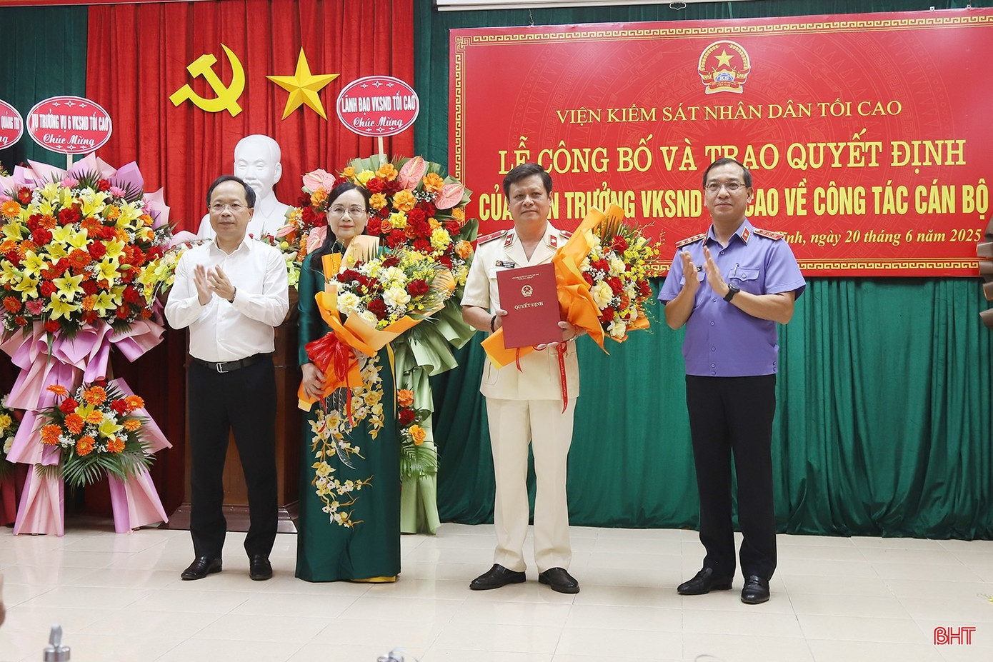 Phó Viện trưởng Viện KSND tối cao Hồ Đức Anh và Bí thư Tỉnh uỷ Hà Tĩnh Nguyễn Duy Lâm tặng hoa chia tay bà Lê Thị Quỳnh Hoa, trao quyết định bổ nhiệm cho tân Viện trưởng Viện KSND tỉnh đối với ông Dương Xuân Sanh. Ảnh: Báo Hà Tĩnh.