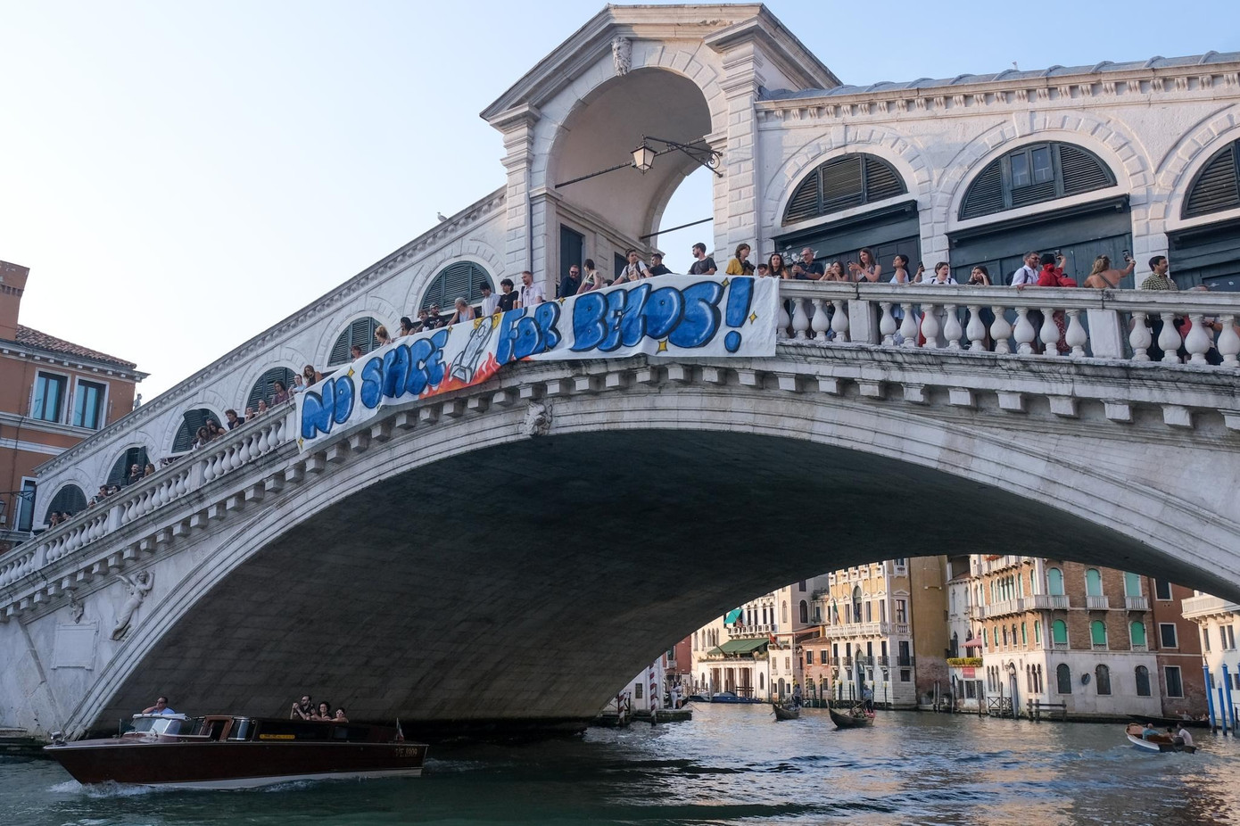 Biểu ngữ “No space for Bezos!&quot; được giăng khắp thành phố Venice. Ảnh: SplashNews.com/Getty Images.