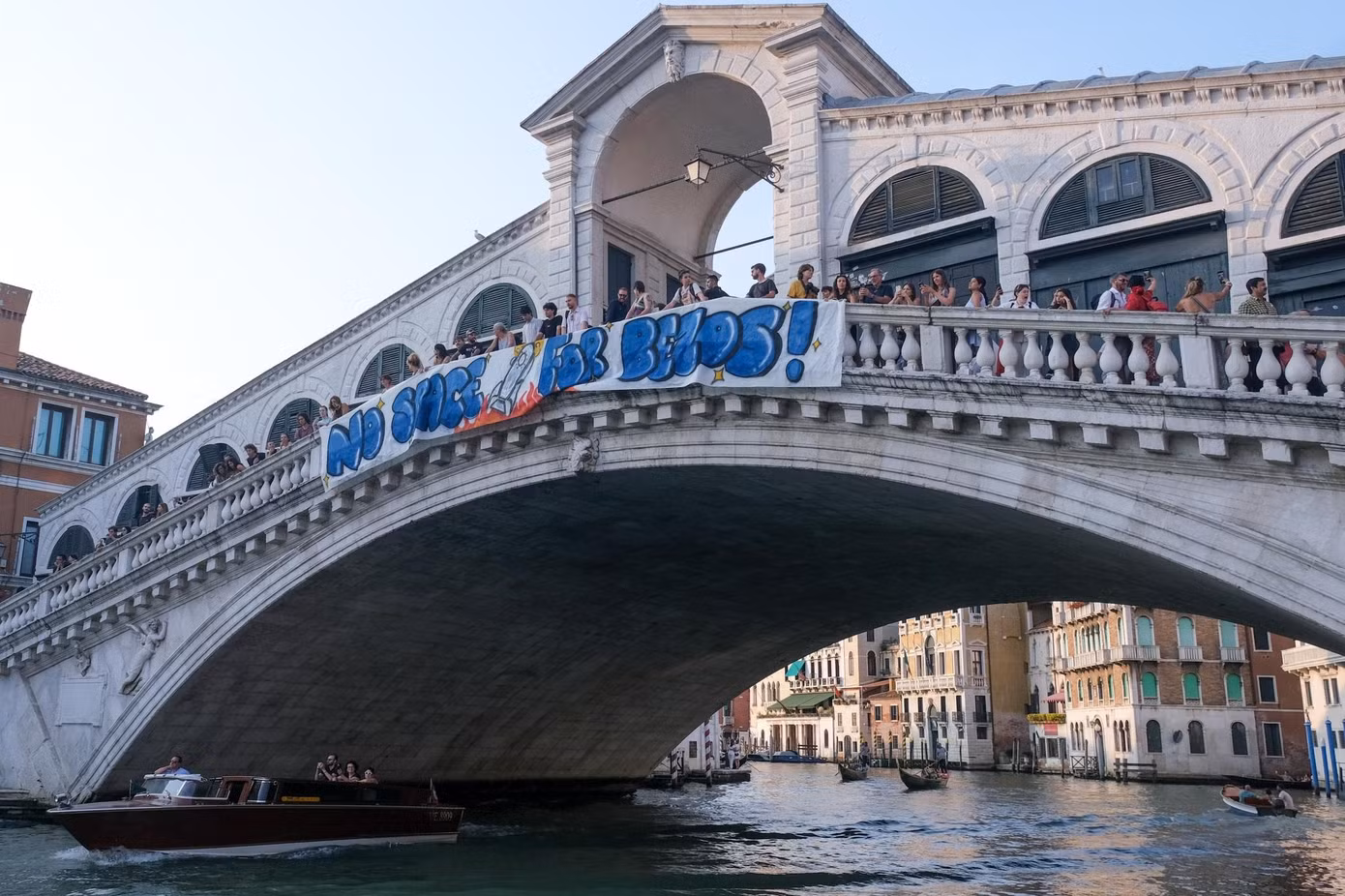 Biểu ngữ “No space for Bezos!" được giăng khắp thành phố Venice. Ảnh: SplashNews.com/Getty Images.