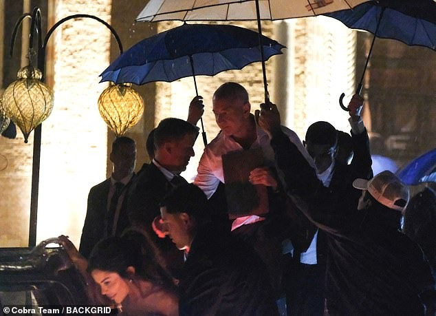 Tỷ phú Jeff Bezos cũng lên taxi nước ngay sau đó. Người chứng kiến kể lại: "Điều này chứng tỏ bạn có thể có tất cả tiền bạc trên thế giới nhưng không thể kiểm soát được thời tiết. Dù vậy Italy có câu ngạn ngữ rằng cô dâu bị ướt là cô dâu hạnh phúc và may mắn". Ảnh: BackGrid.