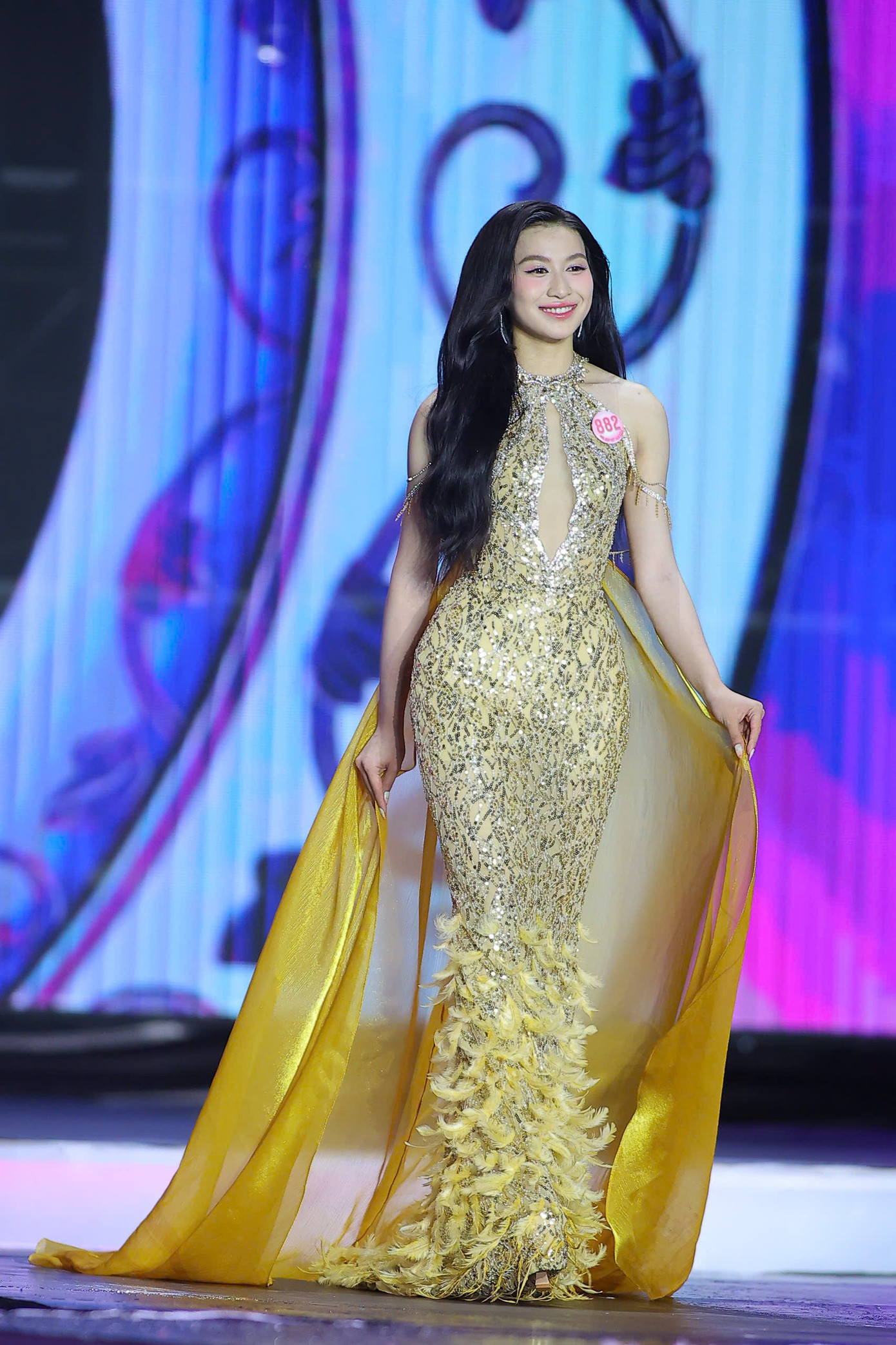 Sau áo dài nền nã và bikini khỏe khoắn, top 15 thí sinh thể hiện khía cạnh đằm thắm, kiều diễm hơn với trang phục dạ hội. Sau áo dài nền nã và bikini khỏe khoắn, top 15 thí sinh thể hiện khía cạnh đằm thắm, kiều diễm hơn với trang phục dạ hội.