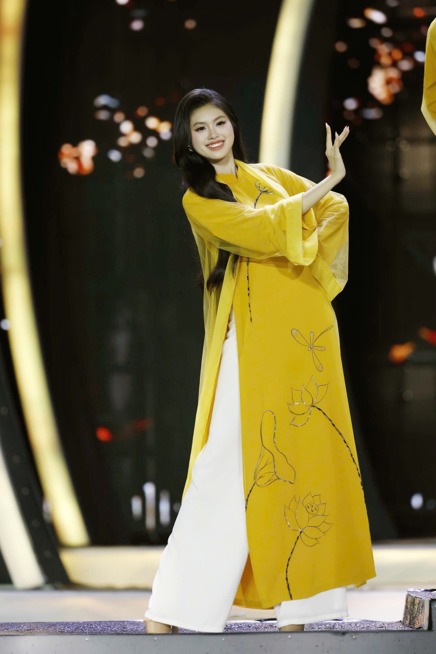 Các cô gái được tự chọn áo dài theo kiểu dáng của 3 miền đất nước. Các cô gái được tự chọn áo dài theo kiểu dáng của 3 miền đất nước.