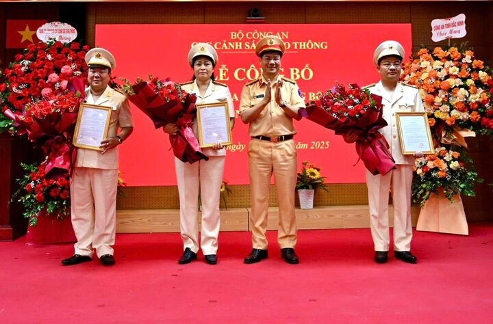 Đại tá Đỗ Thanh Bình, Cục trưởng Cục CSGT, trao quyết định và tặng hoa chúc mừng 3 tân Phó Cục trưởng. Ảnh: Cục CSGT. Đại tá Đỗ Thanh Bình, Cục trưởng Cục CSGT, trao quyết định và tặng hoa chúc mừng 3 tân Phó Cục trưởng. Ảnh: Cục CSGT.