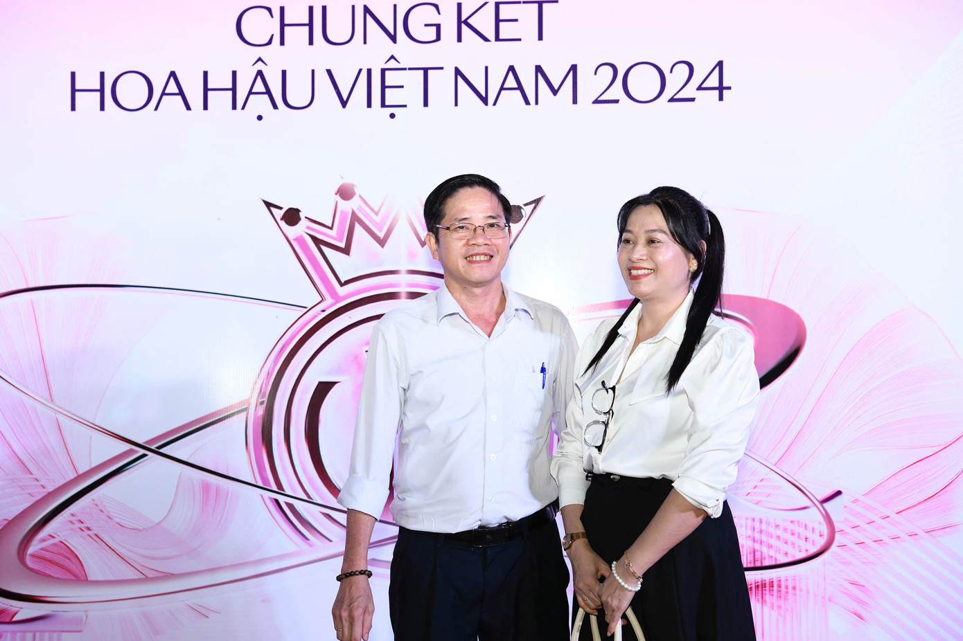 Bố mẹ Hoa hậu Thanh Thủy đồng hành trên thảm đỏ trong trang phục giản dị. Gần 3 năm trước, họ đưa con gái đi thi và cùng cô trải qua giây phút vinh quang nhất. Trong lần trở lại này, họ muốn chứng kiến Thanh Thủy khép lại hành trình đáng nhớ đó một cách trọn vẹn nhất.