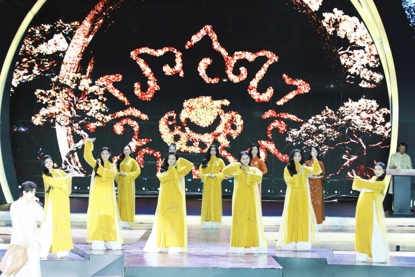 25 thí sinh đồng diễn áo dài trên giai điệu mang âm hưởng dân gian. 25 thí sinh đồng diễn áo dài trên giai điệu mang âm hưởng dân gian.