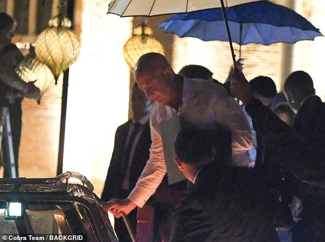 Tỷ phú Jeff Bezos cũng lên taxi nước ngay sau đó. Người chứng kiến kể lại: "Điều này chứng tỏ bạn có thể có tất cả tiền bạc trên thế giới nhưng không thể kiểm soát được thời tiết. Dù vậy Italy có câu ngạn ngữ rằng cô dâu bị ướt là cô dâu hạnh phúc và may mắn". Ảnh: BackGrid.