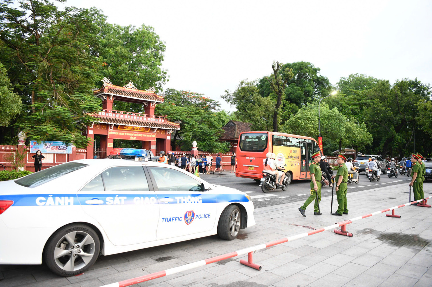 Bên ngoài, lực lượng cảnh sát giao thông và cảnh sát trật tự hỗ trợ phân luồng xe cộ.