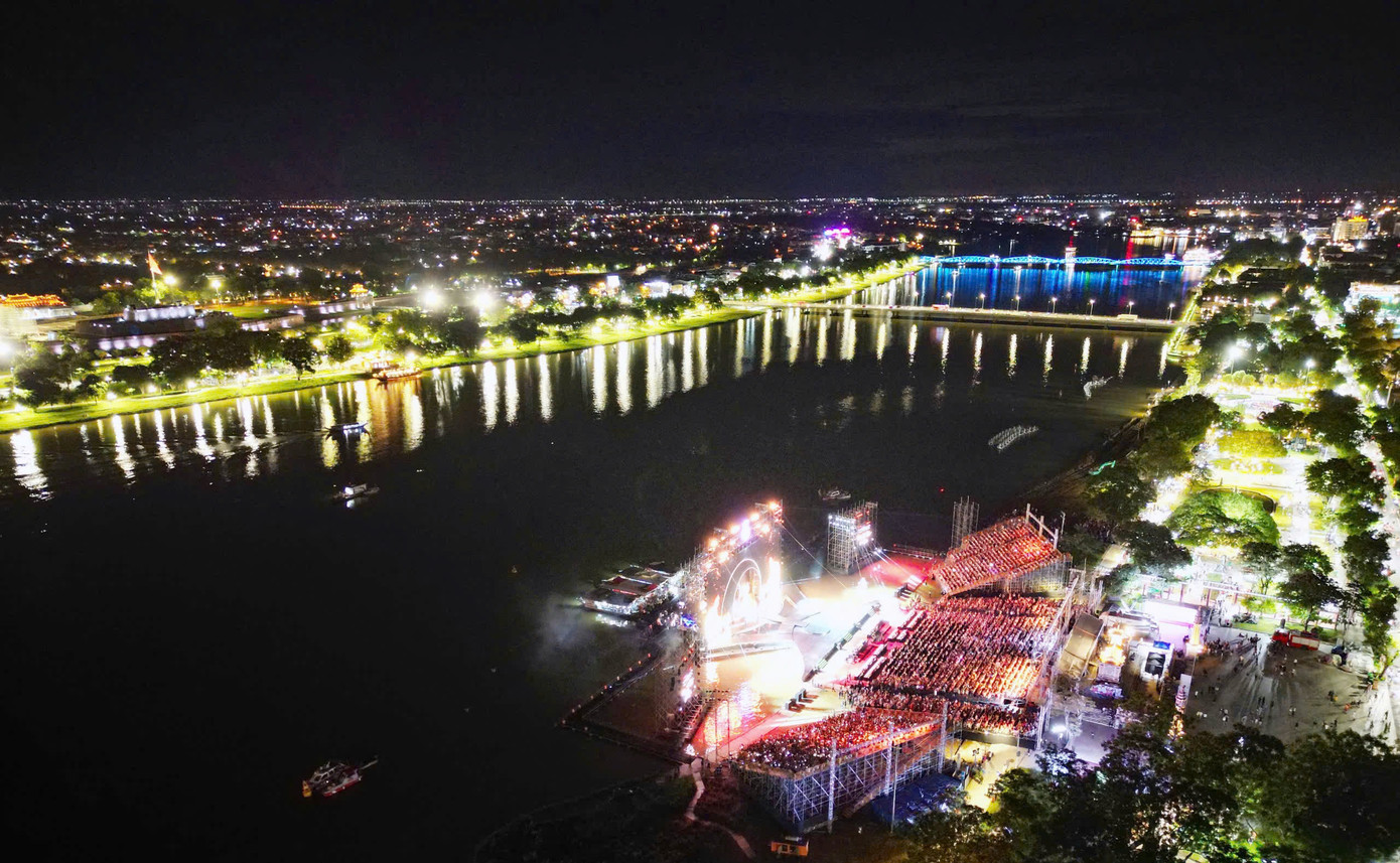 Sân khấu chung kết HHVN 2024 góp phần tô điểm cho cố đô Huế về đêm. Sân khấu chung kết HHVN 2024 góp phần tô điểm cho cố đô Huế về đêm.