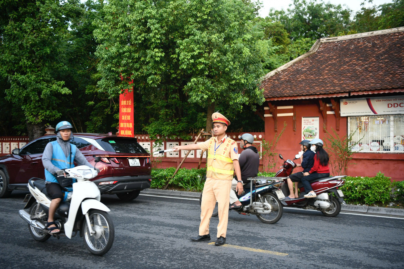 Bên ngoài, lực lượng cảnh sát giao thông và cảnh sát trật tự hỗ trợ phân luồng xe cộ.